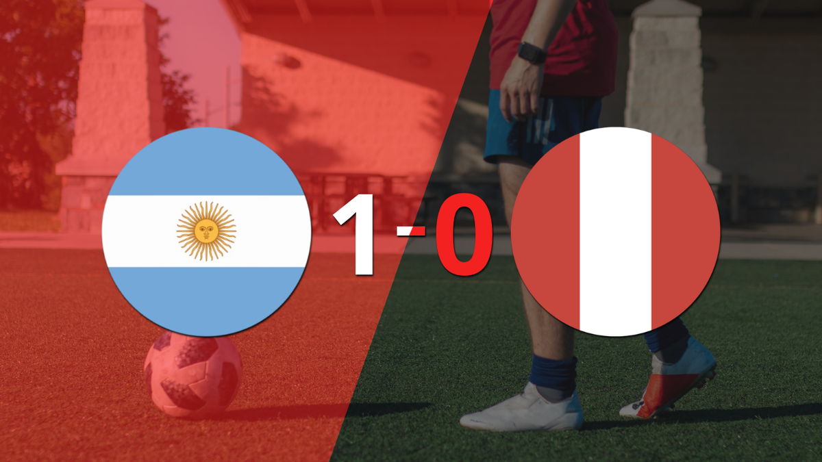 A Argentina le alcanzó con un gol para derrotar a Perú en el estadio Olímpico Pascual Guerrero
